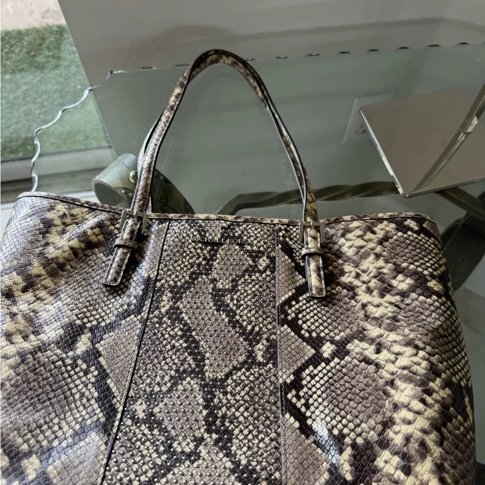 MICHAEL KORS Bedford Pocket Tote Bag in Python  Snakeskin Print with Studs NWOT - Picture 3 of 10